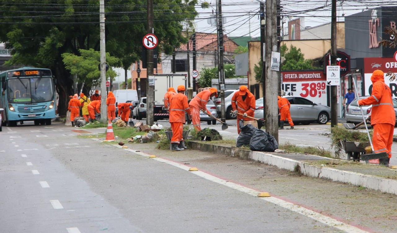 homens capinando um meio-fio